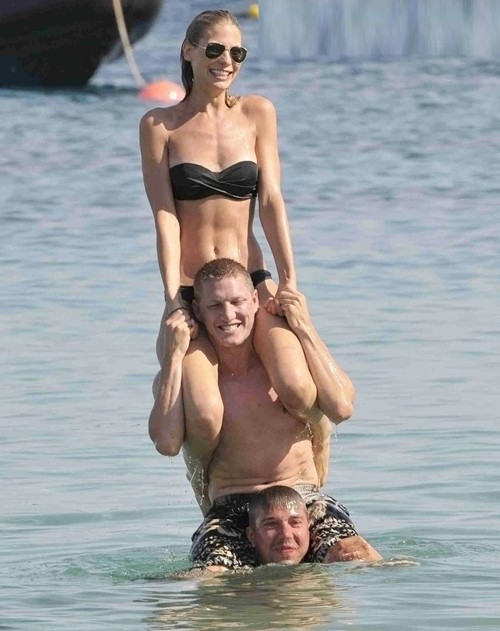 Cặp đôi Bastian Schweinsteiger và Sarah Brandner vui cười khi công kênh nhau trên biển